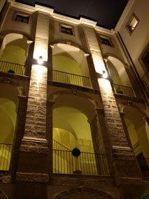 Cortile interno di Palazzo Reburdone illuminato di notte, Caltagirone